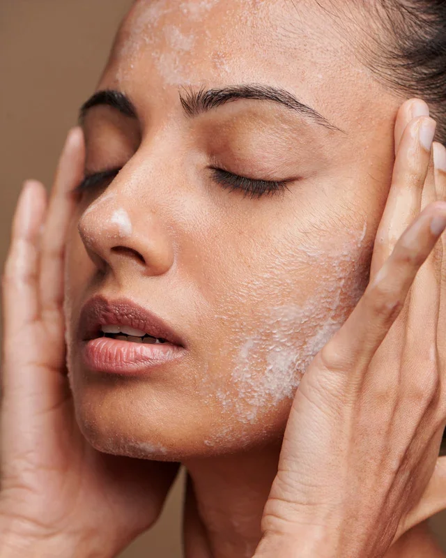 Limpieza facial con espuma y masaje de manos